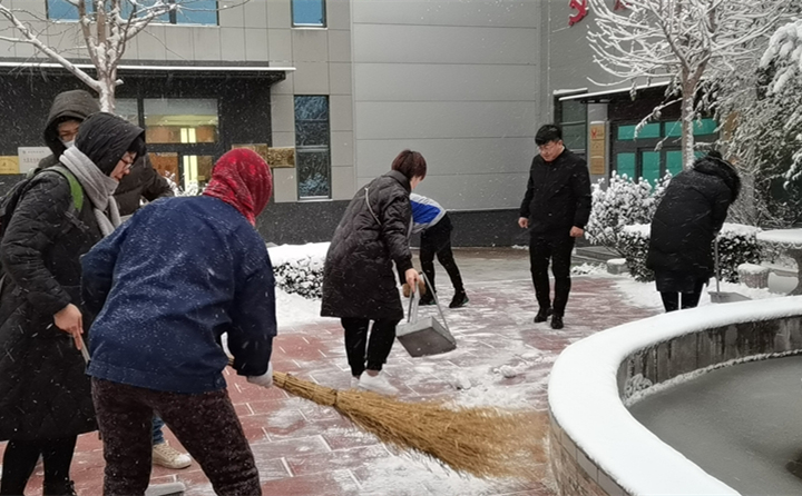 大家齊心協力共掃雪.jpg