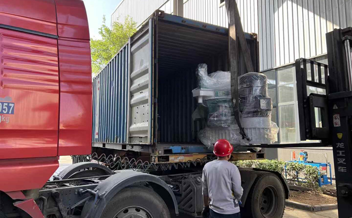 巴西客戶訂購的中國山東金格瑞生物質(zhì)顆粒機設(shè)備已裝車完成.jpg